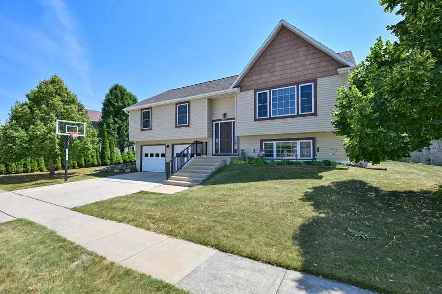 415 Sunny Hill Dr, Elkhorn, WI 53121 - #2