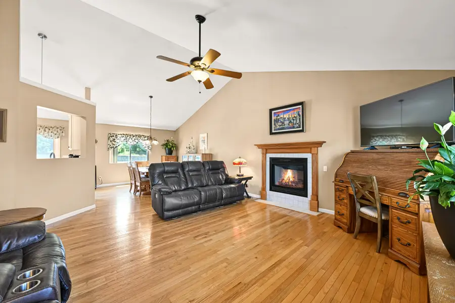415 Sunny Hill Dr, Elkhorn, WI 53121 - #3