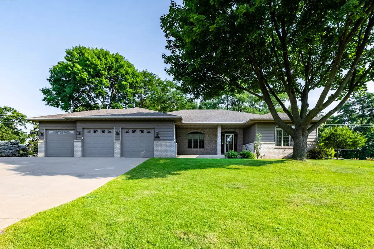1025 Canary Ln, Onalaska, WI 54650 - #1