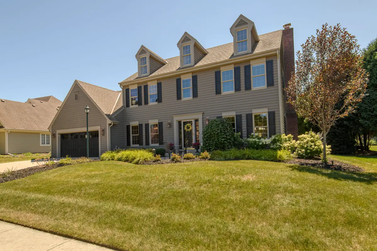 587 Cottonwood Ln, Grafton, WI 53024 - #1