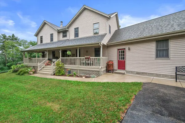 S86W30445 Stonegate Dr, Mukwonago, WI 53149