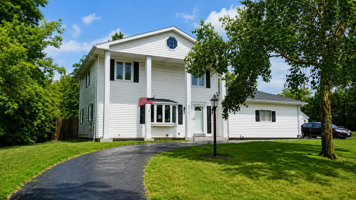 4707 S 81st St, Greenfield, WI 53220 - #1