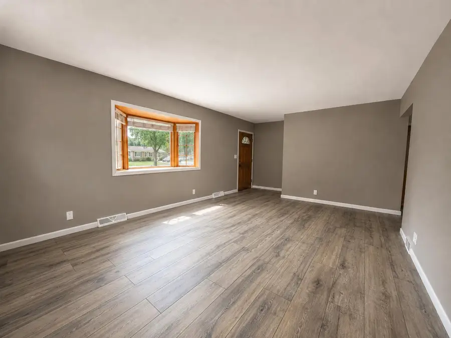 228 S Colonial Pkwy, Saukville, WI 53080 - #2