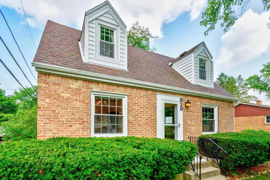 828 N 113th St, Wauwatosa, WI 53226 - #2