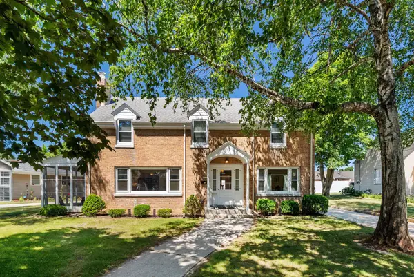 1212 Fairmont Ln, Manitowoc, WI 54220