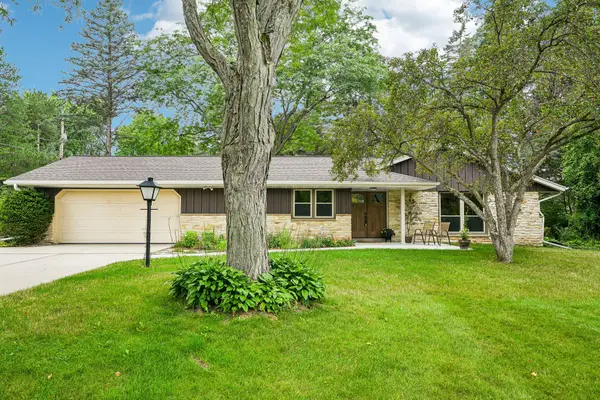 1389 Glenbrook Dr, Cedarburg, WI 53012
