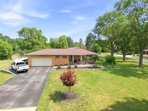 10400 W Pallottine Dr, Greenfield, WI 53228