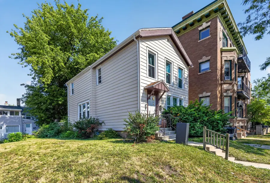 1450 N Humboldt Ave, Milwaukee, WI 53202 - #2