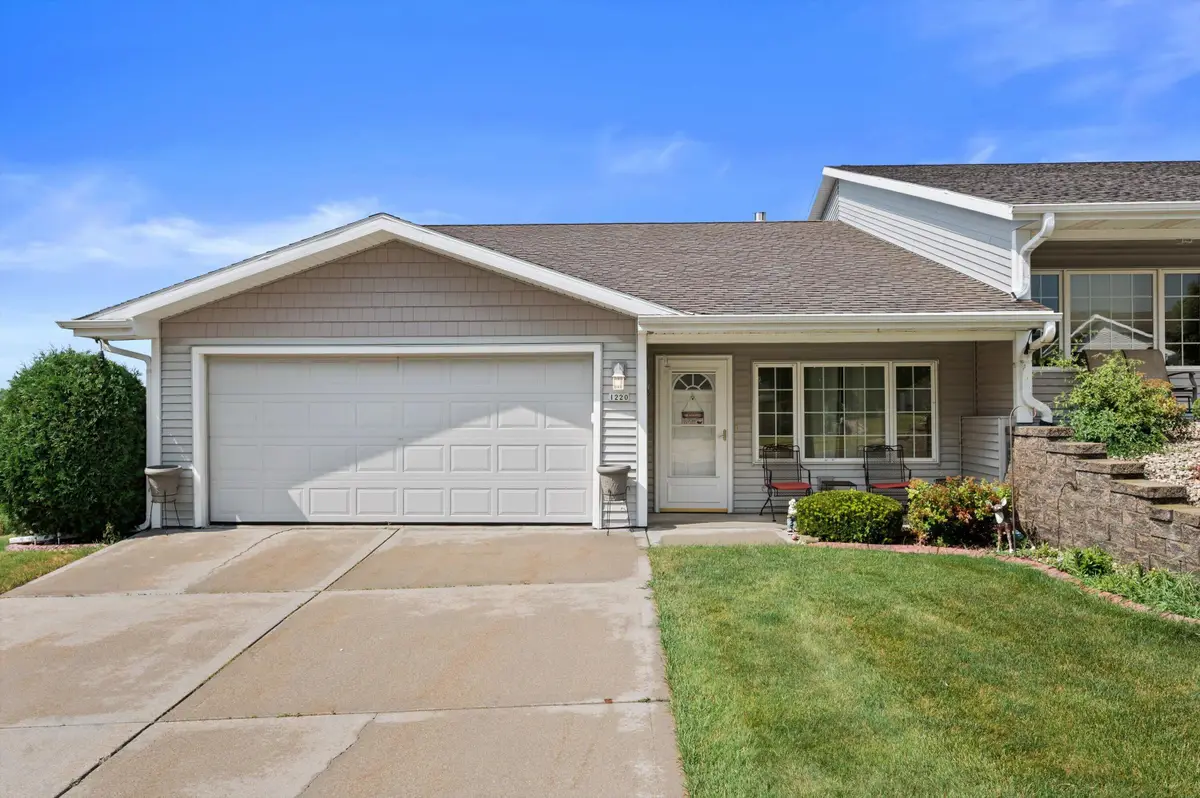 1220 Stillwater Ln, Hartford, WI 53027 - #1