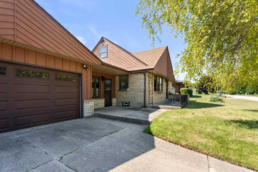 3707 Brooklawn Cir, South Milwaukee, WI 53172 - #3