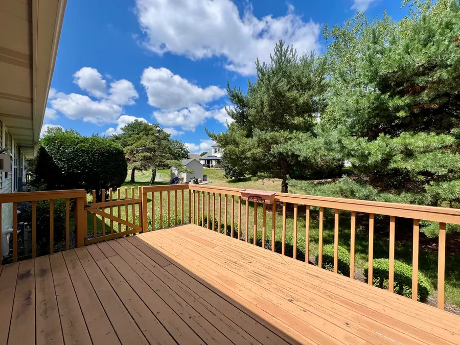 W141N9757 Knollcrest Cir, Germantown, WI 53022 - #3