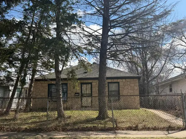 5858 N 80th St, Milwaukee, WI 53218