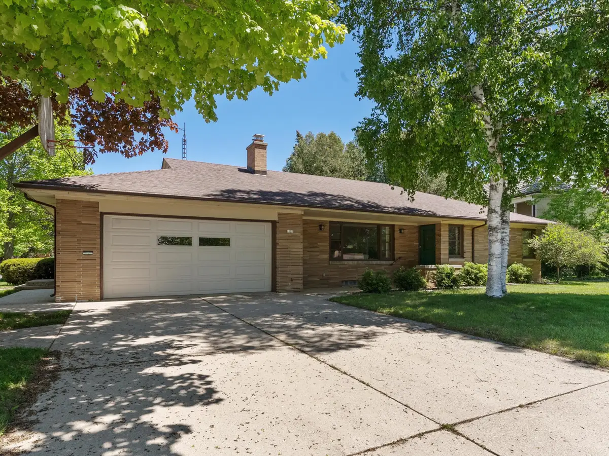 1127 Lincoln Blvd, Manitowoc, WI 54220 - #1