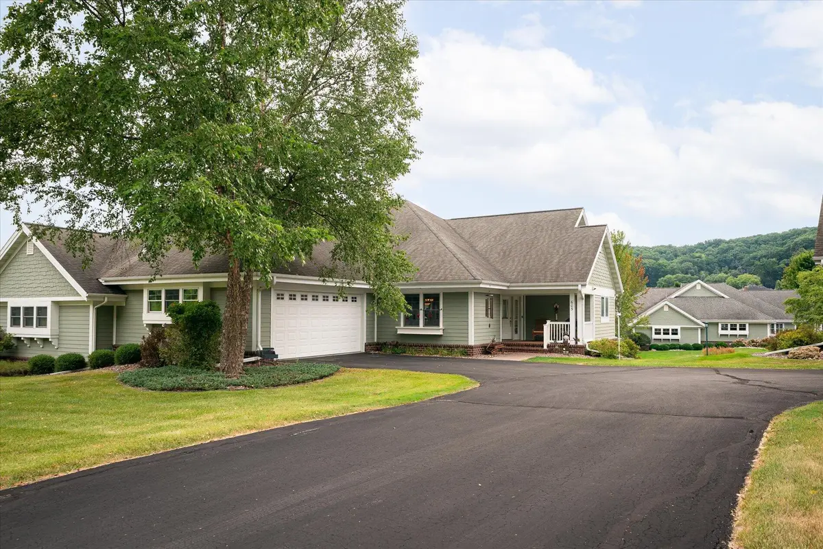 605 Marcou Rd, Onalaska, WI 54650 - #1