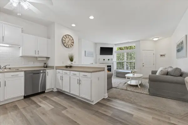 2230 W Vista Bella Dr, Oak Creek, WI 53154