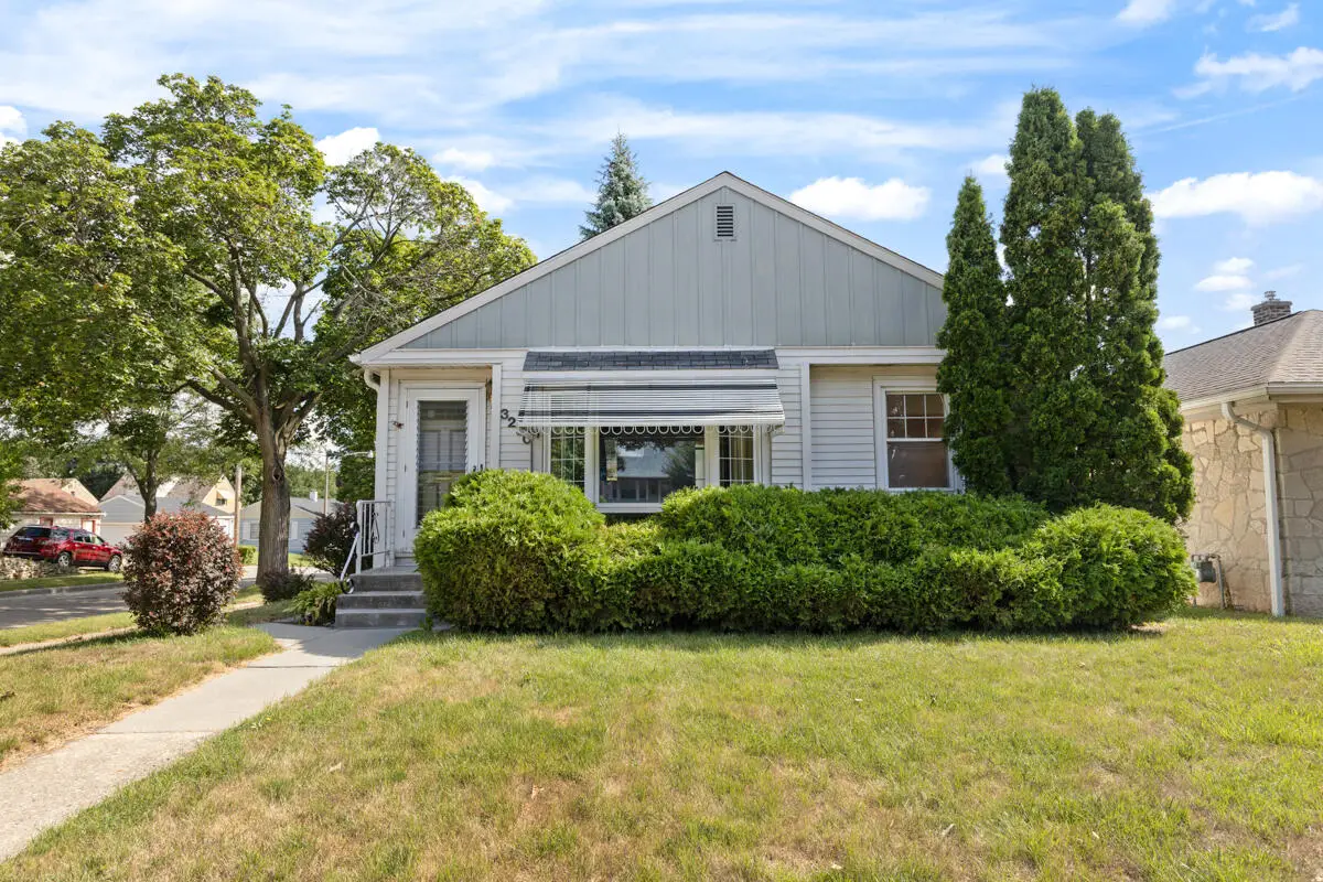 3230 W Ruskin St, Milwaukee, WI 53215 - #1
