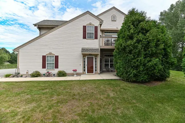 8634 S Roxbury Way, Oak Creek, WI 53154