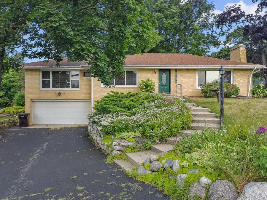 130 Sky Ln, Lake Geneva, WI 53147 - #2