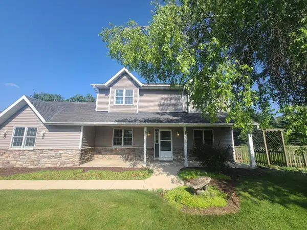 W220S3864 Crestview Dr, Waukesha, WI 53189
