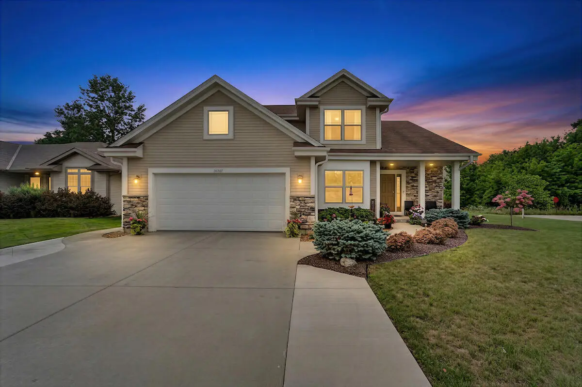 10421 Prairie Crossing Dr, Caledonia, WI 53126 - #1