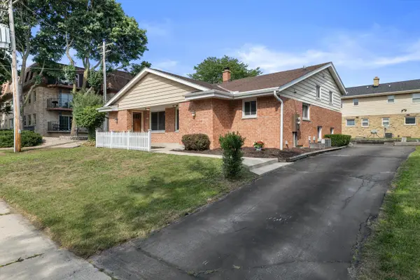 2652 N 124th St, Wauwatosa, WI 53226