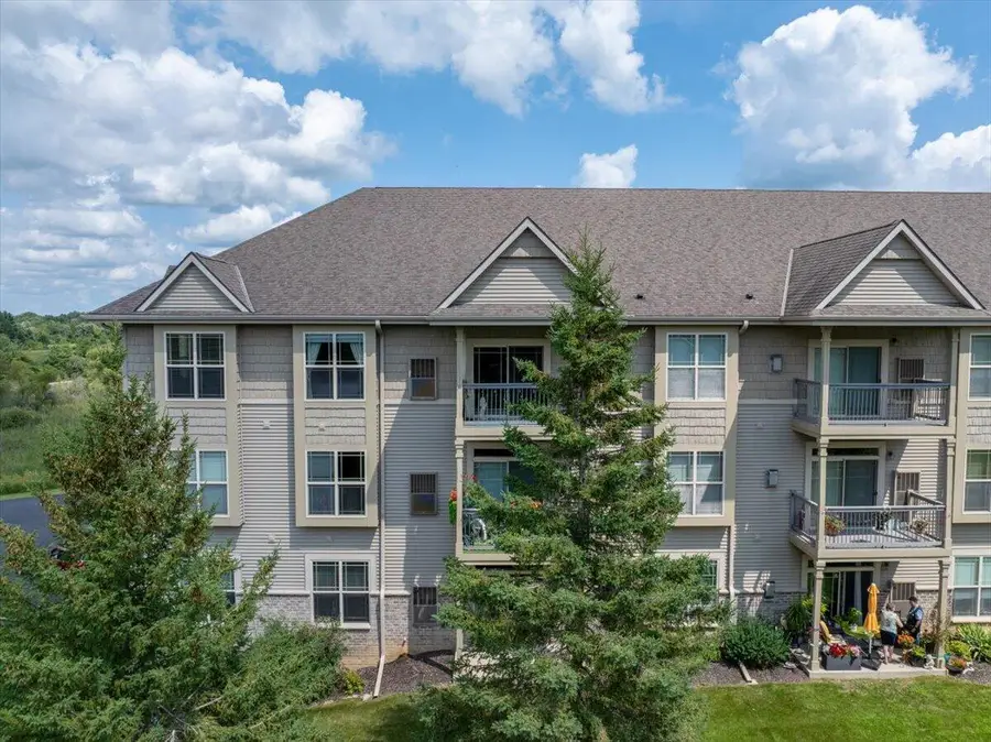 230 Hilldale Dr, Hartford, WI 53027 - #2