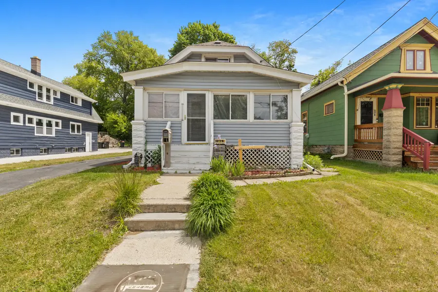 1017 N Chicago Ave, South Milwaukee, WI 53172 - #3