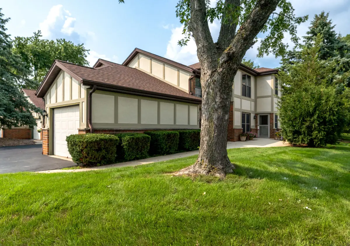 8110 S Forest Hills Cir, Franklin, WI 53132 - #1