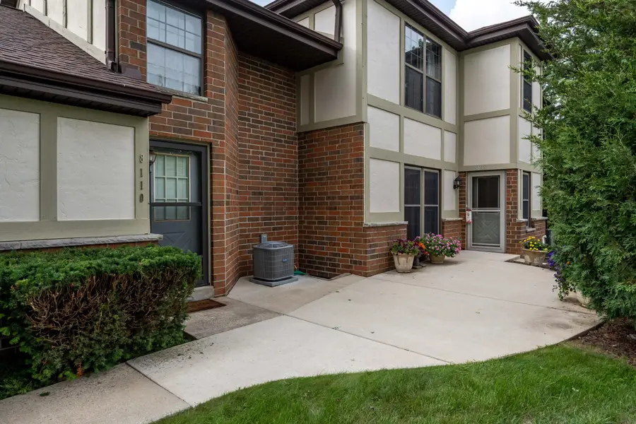 8110 S Forest Hills Cir, Franklin, WI 53132 - #2
