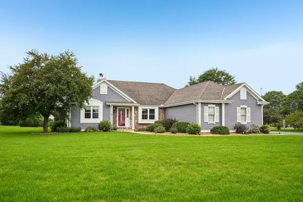 N64W13863 Cobblestone Dr, Menomonee Falls, WI 53051