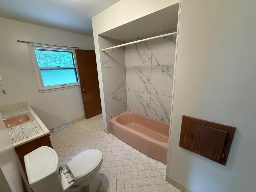 8414 S Verdev Dr, Oak Creek, WI 53154 - #3
