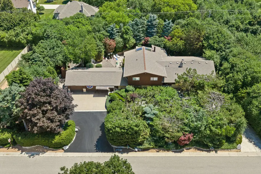 W152N7406 Westwood Dr, Menomonee Falls, WI 53051 - #2
