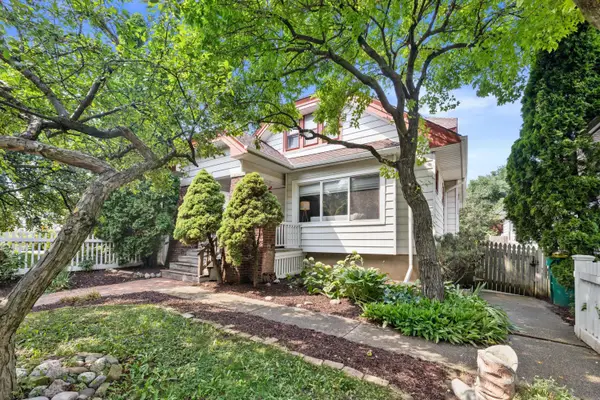 1816 E Beverly Rd, Shorewood, WI 53211
