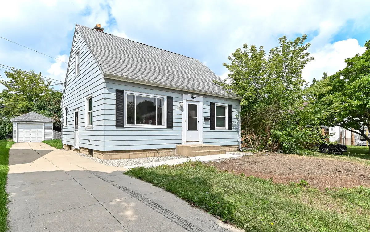 2321 S 82nd St, West Allis, WI 53219 - #1