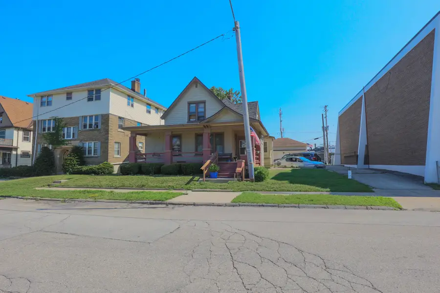 915 Minnesota Ave, South Milwaukee, WI 53172 - #3