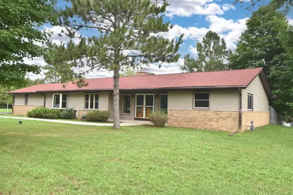 W326S3530 Mesa Trl, Dousman, WI 53118