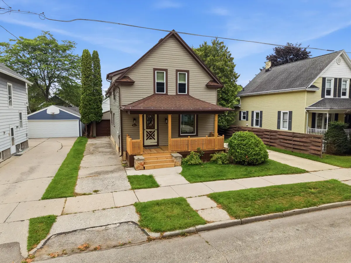 851 N 10th St, Manitowoc, WI 54220 - #1