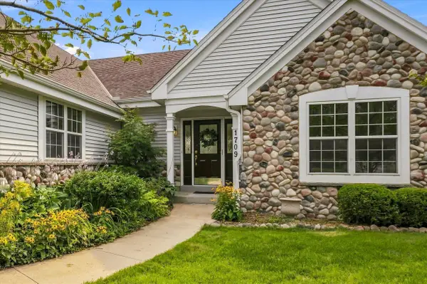 1709 Tumbleweed Cir, West Bend, WI 53095