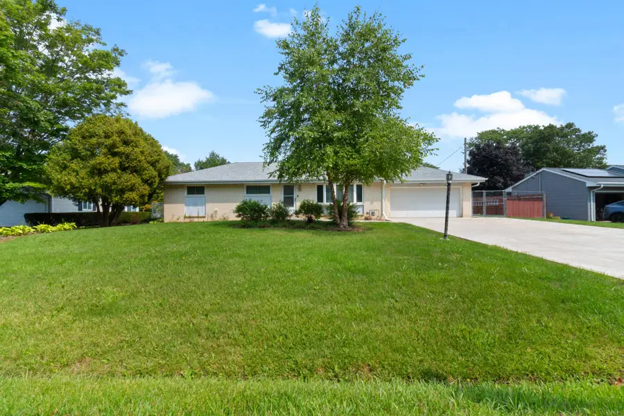 8826 S Patricia Blvd, Oak Creek, WI 53154 - #3