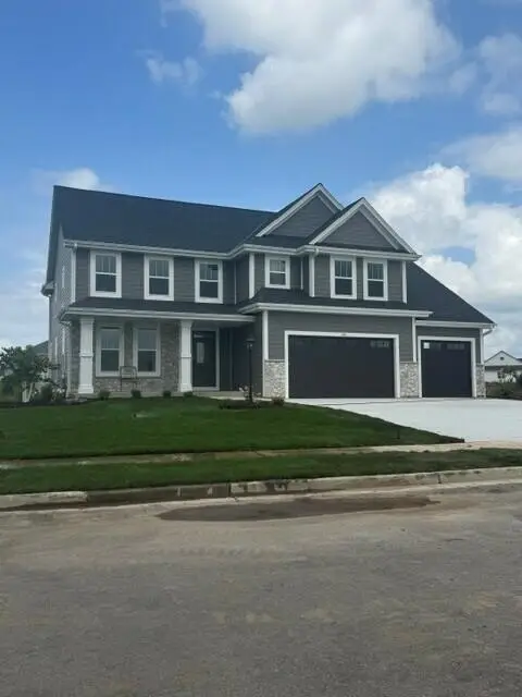 490 Talbots Woods Dr, Dousman, WI 53118