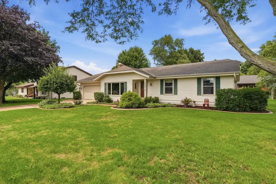16010 W Cynthia Dr, New Berlin, WI 53151 - #2
