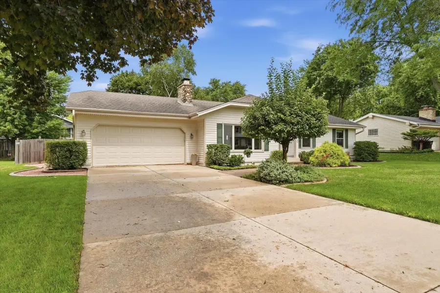 16010 W Cynthia Dr, New Berlin, WI 53151 - #3