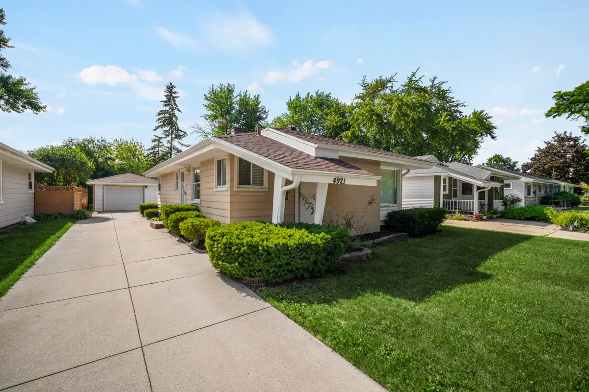 4921 N 104th St, Milwaukee, WI 53225 - #1