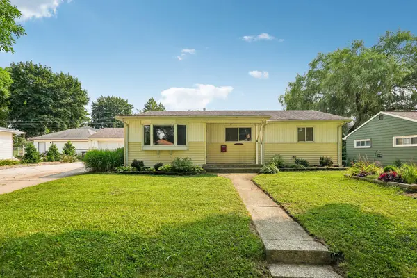 1633 Aldoro Dr, Waukesha, WI 53188