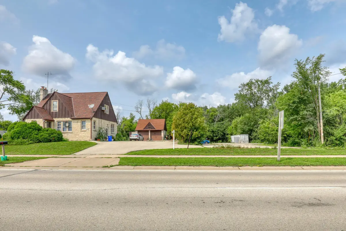 20060 W Greenfield Ave, Brookfield, WI 53045 - #1