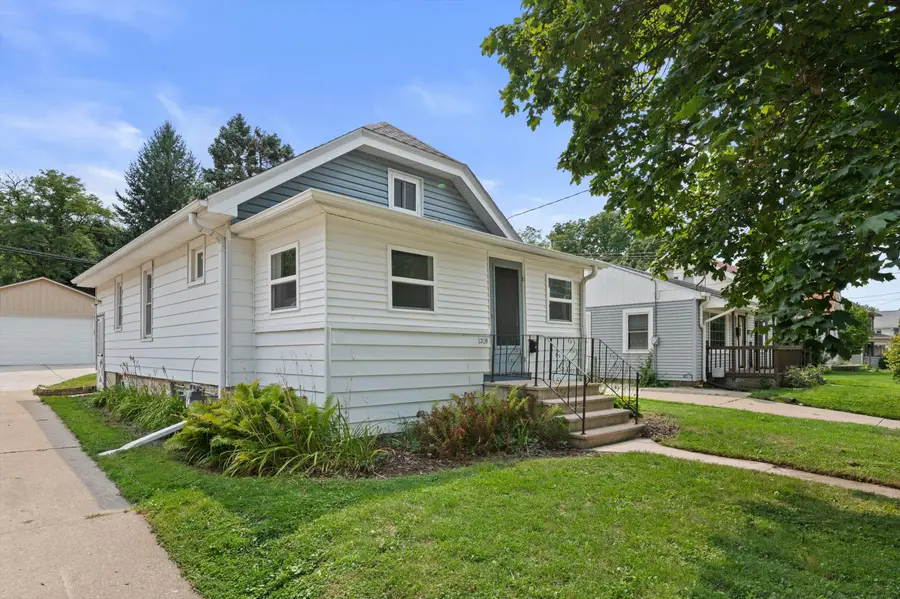1209 Ellis St, Waukesha, WI 53186 - #3