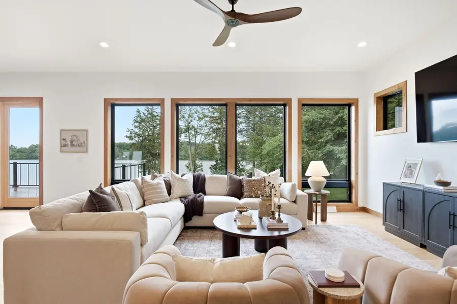 3244 N Interlaken Dr, Summit, WI 53066 - #3