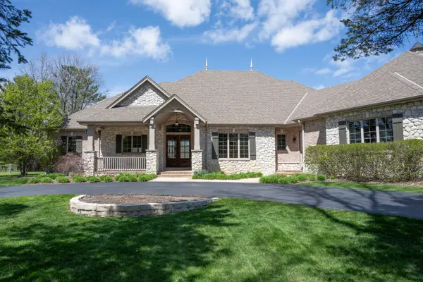 1512 W County Line Rd, Mequon, WI 53092