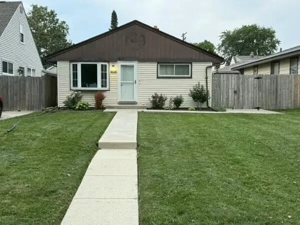 4666 S 50th St, Greenfield, WI 53220
