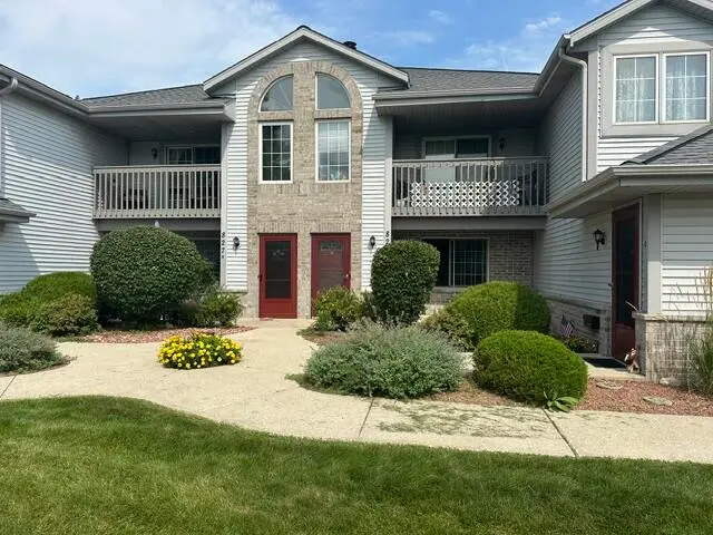 827 Quinlan Dr, Pewaukee, WI 53072 - #1